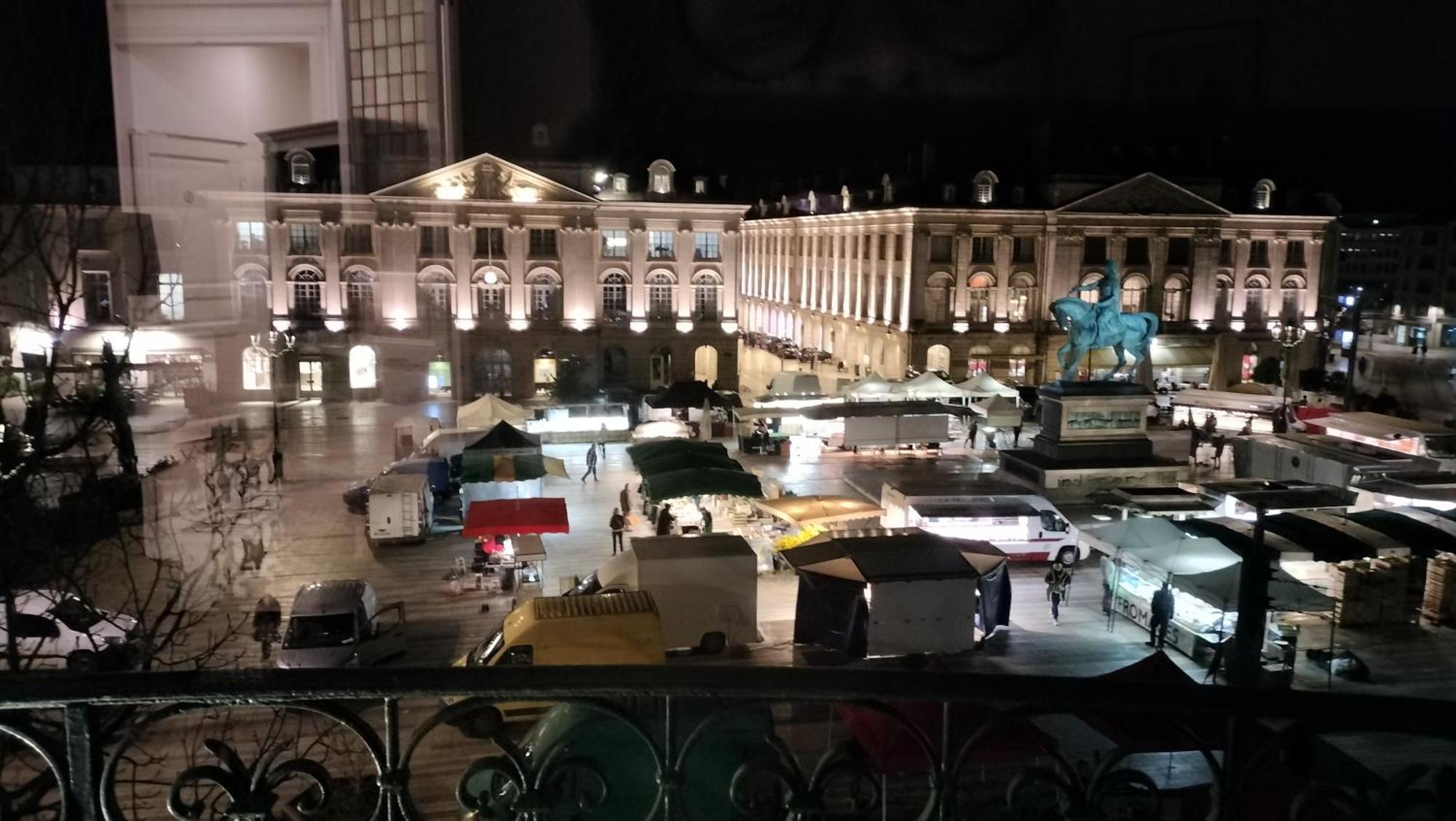 Appartement F3 Au Balcon De La Place Du Martroi Orléans Kültér fotó